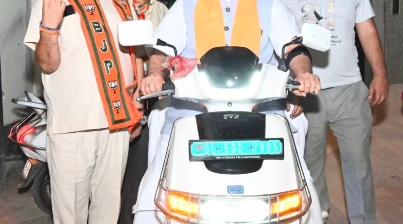 *दिल्ली की गलियों में दुपहिया वाहन पर प्रचार के लिए निकले पड़े कैबिनेट मंत्री गणेश जोशी, भाजपा के पक्ष में मतदान का किया अनुरोध।*
