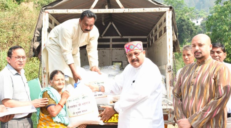 *महाराज ने आपदा प्रभावित ग्राम सुकई के परिवारों को राहत सामग्री वितरित की*