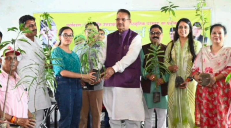 कृषि मंत्री गणेश जोशी ने हरेला पर्व पर फल पौध वितरण कार्यकर्म में की शिकरत कार्यकर्ताओं को 5 -5 पौध किए वितरित