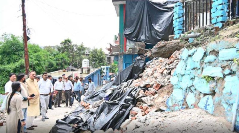 काठ बंगला कॉलोनी में बरसात के कारण क्षतिग्रस्त पुश्ता ( दीवार) का मंत्री गणेश ने किया स्थलीय निरीक्षण